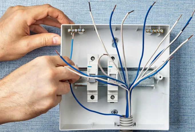 Cambio de cuadro eléctrico Electricista montando magnetotérmicos en un cuadro eléctrico nuevo