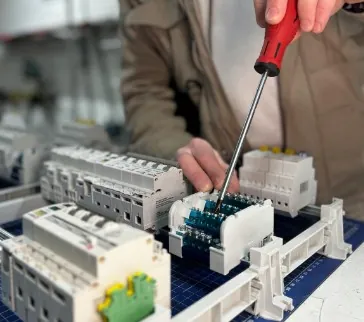 Cargador de coche eléctrico Montaje de un cuadro eléctrico con magnetotérmicos y bornas de conexión